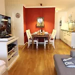 Erleben Sie Ihren Urlaub im zentral gelegenen Apartmenthaus „Strandburg im Herzen von Westerland